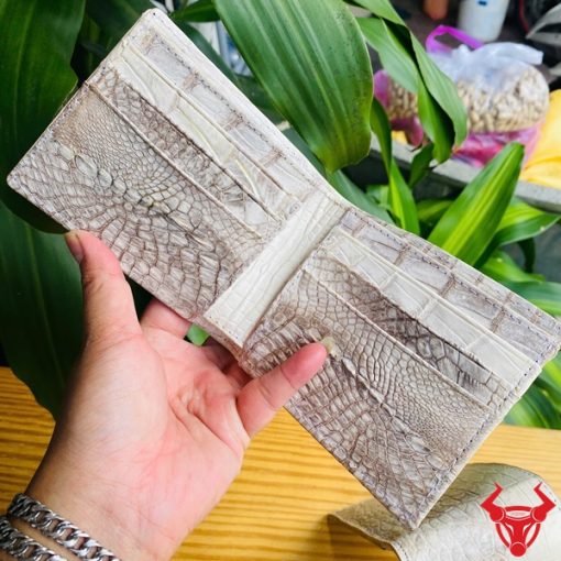 Một chiếc ví da cá sấu 2M bạch tạng sang trọng, thiết kế thời trang, biểu tượng của đẳng cấp cao cấp.