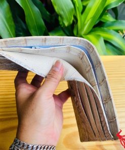Chiếc ví da cá sấu 2M bạch tạng cao cấp, thiết kế thời trang, biểu tượng của sự sang trọng và đẳng cấp.