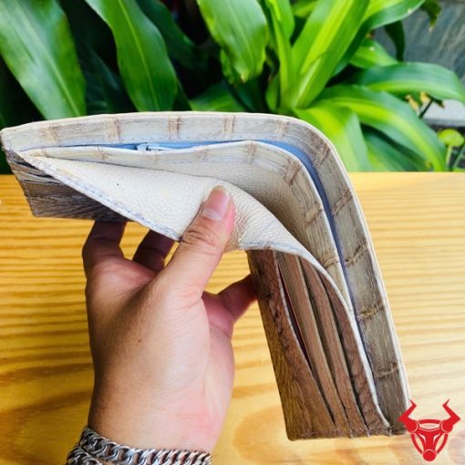 Chiếc ví da cá sấu 2M bạch tạng cao cấp, thiết kế thời trang, biểu tượng của sự sang trọng và đẳng cấp.