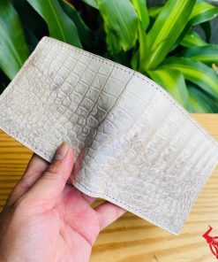 Chiếc ví da cá sấu 2M bạch tạng cao cấp, thiết kế thời trang, thể hiện sự sang trọng và đẳng cấp tuyệt đối.