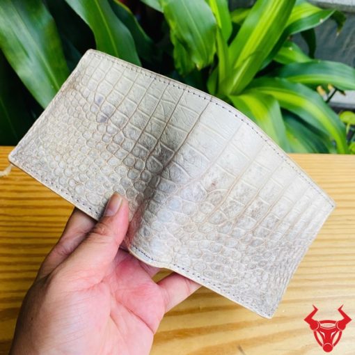 Chiếc ví da cá sấu 2M bạch tạng cao cấp, thiết kế thời trang, thể hiện sự sang trọng và đẳng cấp tuyệt đối.