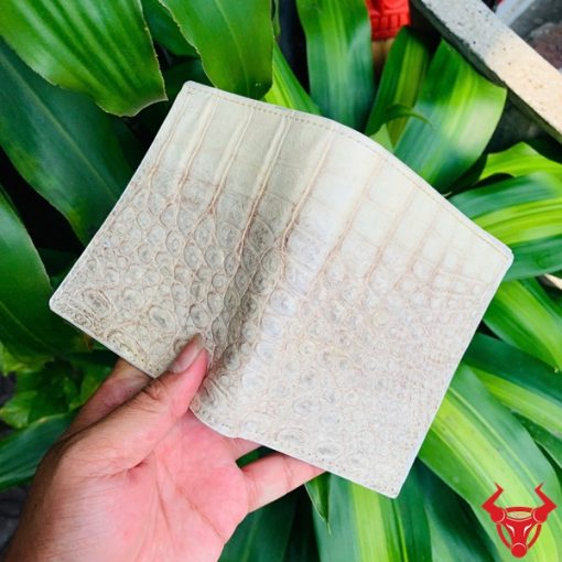 Ví da cá sấu bạch tạng VJA8, đại diện cho thời trang và đẳng cấp.