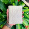 Chiếc ví form đứng 1M da cá sấu bạch tạng, biểu tượng của sự cao cấp và thời trang.