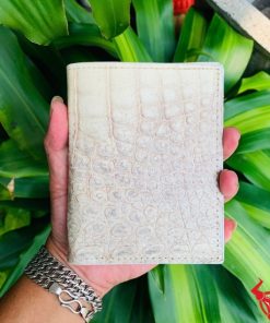 Chiếc ví form đứng 1M da cá sấu bạch tạng, biểu tượng của sự cao cấp và thời trang.