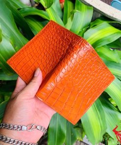 Chiếc ví da cá sấu màu đỏ cao cấp, thiết kế thời trang, biểu tượng của sự thành đạt và đẳng cấp.