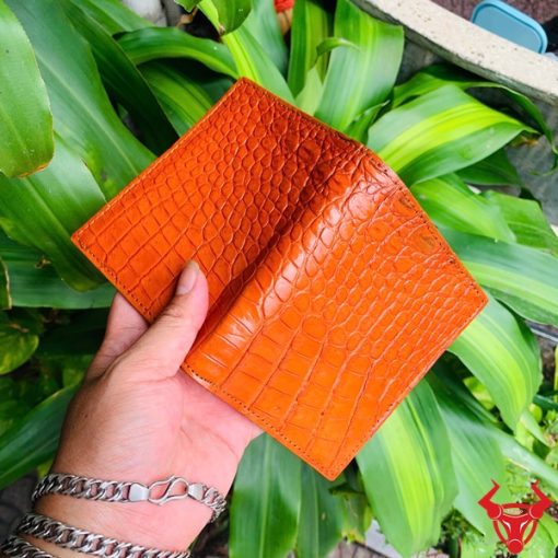 Chiếc ví da cá sấu màu đỏ cao cấp, thiết kế thời trang, biểu tượng của sự thành đạt và đẳng cấp.