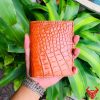 Một chiếc ví da cá sấu màu đỏ sang trọng, thiết kế thời trang, thể hiện đẳng cấp và phong cách cao cấp.