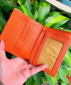 Ví da cá sấu màu đỏ, biểu tượng thời trang cao cấp, thiết kế đẳng cấp.