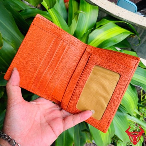 Ví da cá sấu màu đỏ, biểu tượng thời trang cao cấp, thiết kế đẳng cấp.
