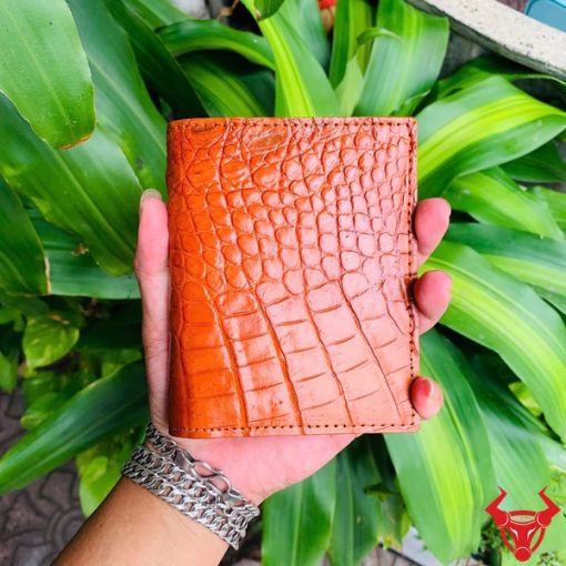 Một chiếc ví da cá sấu màu đỏ sang trọng, thiết kế thời trang, thể hiện đẳng cấp và phong cách cao cấp.