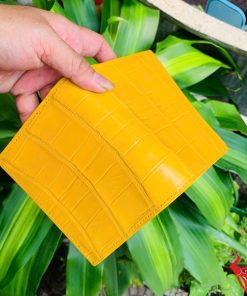 Chiếc ví da bụng cá sấu màu vàng cao cấp, thiết kế thời trang, biểu tượng của sự thành đạt và đẳng cấp.