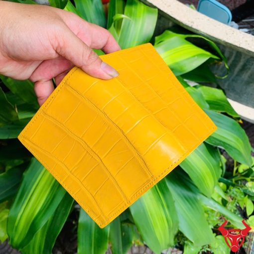 Chiếc ví da bụng cá sấu màu vàng cao cấp, thiết kế thời trang, biểu tượng của sự thành đạt và đẳng cấp.