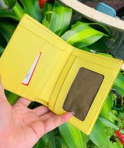 Ví da bụng cá sấu màu vàng, biểu tượng thời trang cao cấp, thiết kế đẳng cấp.