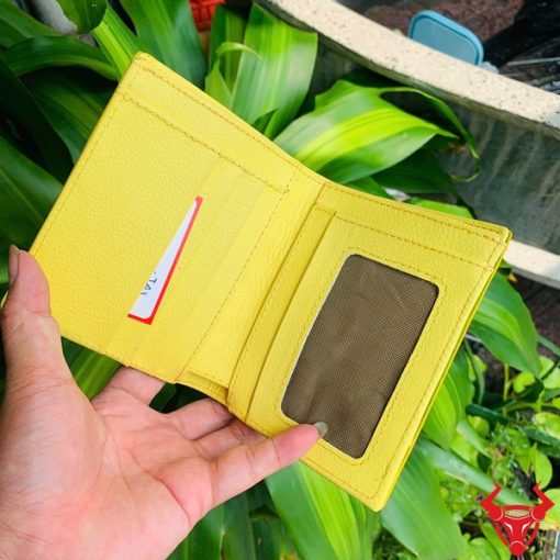 Ví da bụng cá sấu màu vàng, biểu tượng thời trang cao cấp, thiết kế đẳng cấp.