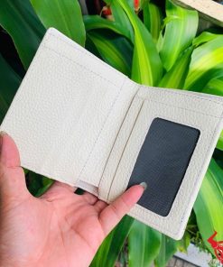 Chiếc ví da cá sấu bạch tạng, thể hiện phong cách thời trang đỉnh cao.