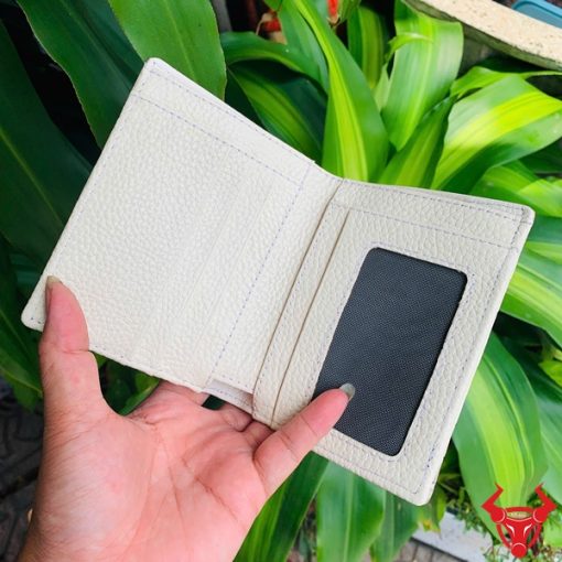 Chiếc ví da cá sấu bạch tạng, thể hiện phong cách thời trang đỉnh cao.