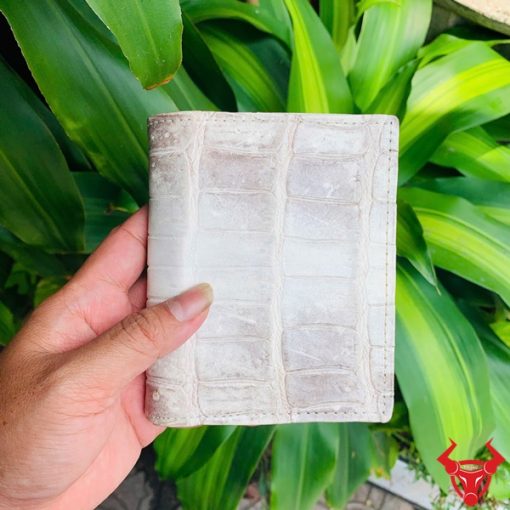 Chiếc ví form đứng da cá sấu bạch tạng, biểu tượng của sự cao cấp và thời trang.