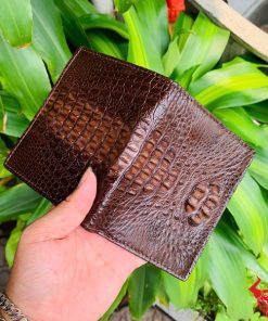 Chiếc ví da cá sấu nguyên con nâu đất cao cấp, thiết kế thời trang, biểu tượng của sự thành đạt và đẳng cấp.