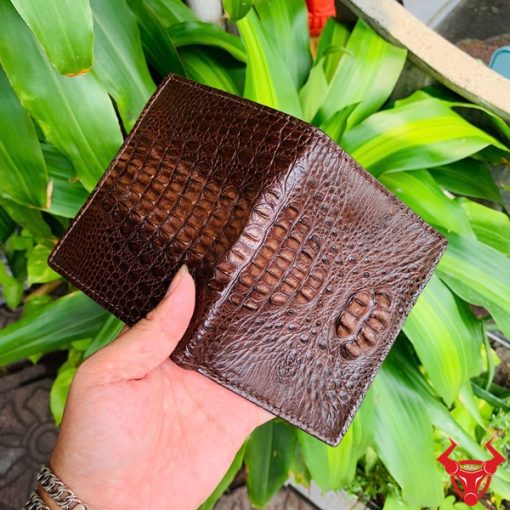 Chiếc ví da cá sấu nguyên con nâu đất cao cấp, thiết kế thời trang, biểu tượng của sự thành đạt và đẳng cấp.