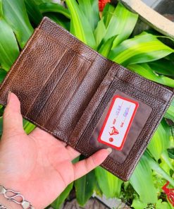 Ví da cá sấu nguyên con màu nâu đất, biểu tượng thời trang cao cấp, thiết kế đẳng cấp.