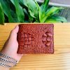 Ví nam da cá sấu thật gù đầu màu nâu đỏ VBA7 – lịch lãm và thời trang.