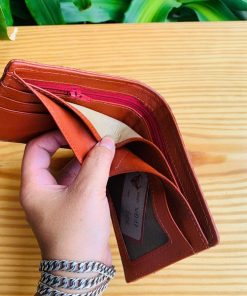 Ví da cá sấu nguyên con gù đầu nâu đỏ – phụ kiện của người khác biệt.