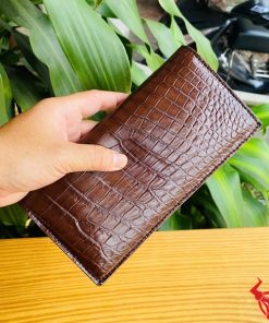 Ví cầm tay bằng da cá sấu màu nâu handmade, hoàn thiện tỉ mỉ.