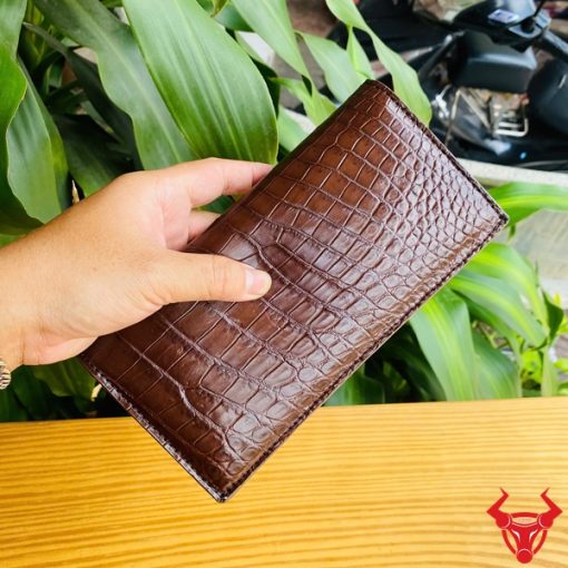 Ví cầm tay bằng da cá sấu màu nâu handmade, hoàn thiện tỉ mỉ.