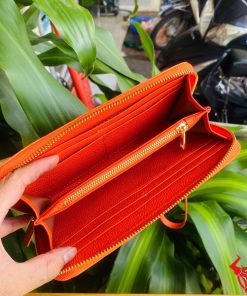 Ví da cam handmade, chất liệu cá sấu thật, cầm tay nữ giới.