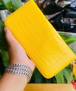 Ví vàng da cá sấu cao cấp có móc khóa vàng kim tiện dụng.