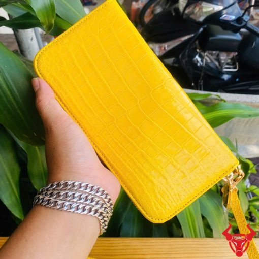 Ví vàng da cá sấu cao cấp có móc khóa vàng kim tiện dụng.