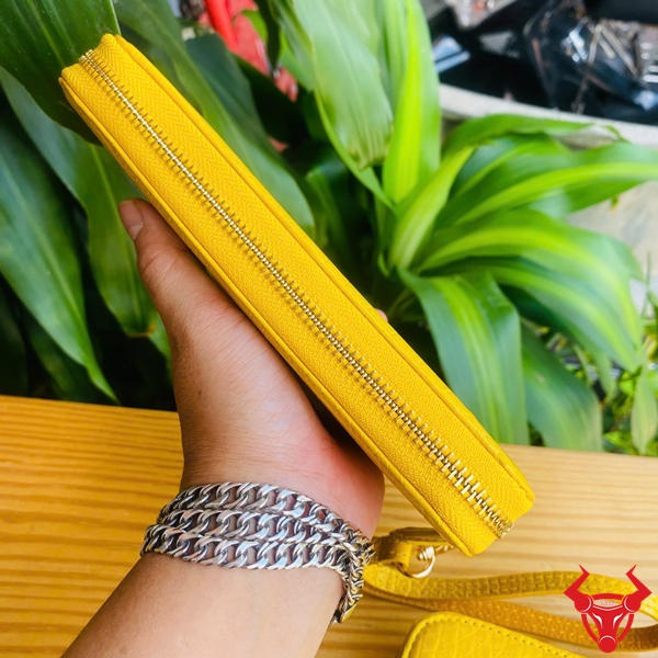 Ví Cầm Tay Da Cá Sấu Vàng – Thiết Kế Khóa Kéo Tiện Lợi Cận cảnh ví da cá sấu vàng có khóa kéo kim loại bền chắc.