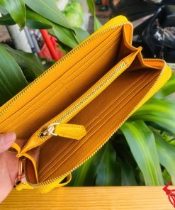 Ví da cá sấu màu vàng thời trang, phong cách trẻ trung năng động.