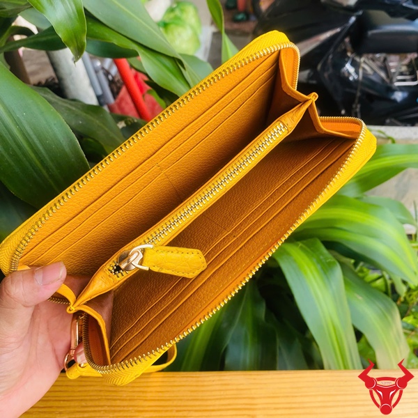 Ví Cá Sấu Màu Vàng – Nét Chấm Phá Mới Lạ Trong Thời Trang Ví da cá sấu màu vàng thời trang, phong cách trẻ trung năng động.