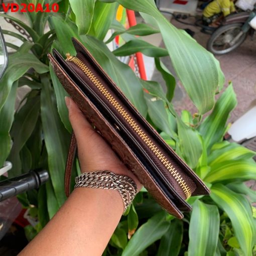 Ví cầm tay cá sấu BZA1 – món quà tượng trưng cho đẳng cấp và uy tín.