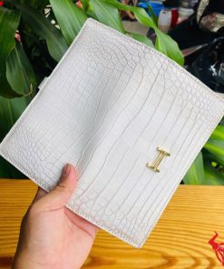 Ví cầm tay hai gấp bằng da cá sấu trắng BYA8