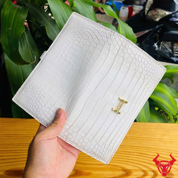 Ví Hai Gấp Nữ Đẳng Cấp Da Cá Sấu Bạch Tạng BYA8 Ví cầm tay hai gấp bằng da cá sấu trắng BYA8