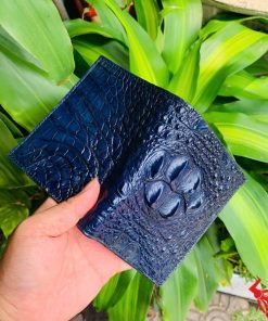 Chiếc ví da cá sấu 1M gù lớn xanh navy cao cấp, thiết kế thời trang, biểu tượng của sự thành đạt và đẳng cấp.