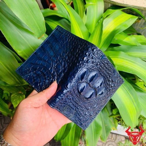Chiếc ví da cá sấu 1M gù lớn xanh navy cao cấp, thiết kế thời trang, biểu tượng của sự thành đạt và đẳng cấp.