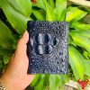 Một chiếc ví da cá sấu 1M gù lớn màu xanh navy sang trọng, thiết kế thời trang, thể hiện đẳng cấp và phong cách cao cấp.