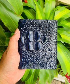Một chiếc ví da cá sấu 1M gù lớn màu xanh navy sang trọng, thiết kế thời trang, thể hiện đẳng cấp và phong cách cao cấp.