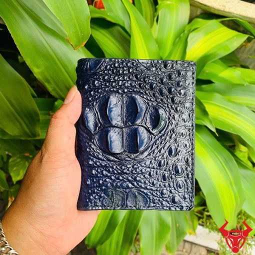 Một chiếc ví da cá sấu 1M gù lớn màu xanh navy sang trọng, thiết kế thời trang, thể hiện đẳng cấp và phong cách cao cấp.