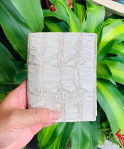 Một chiếc ví da cá sấu 1M màu bạch tạng sang trọng, thiết kế thời trang, thể hiện đẳng cấp và phong cách cao cấp.