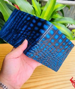 Chiếc ví nam da cá sấu 1M xanh patina cao cấp, thiết kế thời trang, biểu tượng của sự thành đạt và sang trọng.