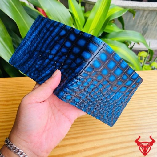 Chiếc ví nam da cá sấu 1M xanh patina cao cấp, thiết kế thời trang, biểu tượng của sự thành đạt và sang trọng.