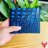 Một chiếc ví nam da cá sấu 1M xanh patina sang trọng, thiết kế thời trang, thể hiện đẳng cấp và phong cách cao cấp.