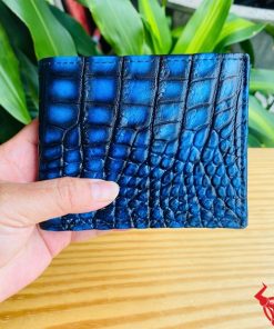 Một chiếc ví nam da cá sấu 1M xanh patina sang trọng, thiết kế thời trang, thể hiện đẳng cấp và phong cách cao cấp.