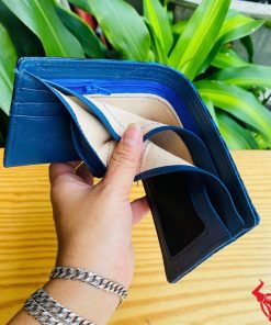 Chiếc ví nam da cá sấu 1M xanh patina cao cấp, thiết kế thời trang, thể hiện sự sang trọng tuyệt đối.