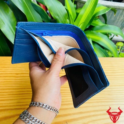 Chiếc ví nam da cá sấu 1M xanh patina cao cấp, thiết kế thời trang, thể hiện sự sang trọng tuyệt đối.
