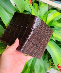 Chiếc ví đứng 1M da cá sấu gai lưng cao cấp, thiết kế thời trang, biểu tượng của sự thành đạt và đẳng cấp.